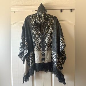 Monoreno Black and Cream Poncho